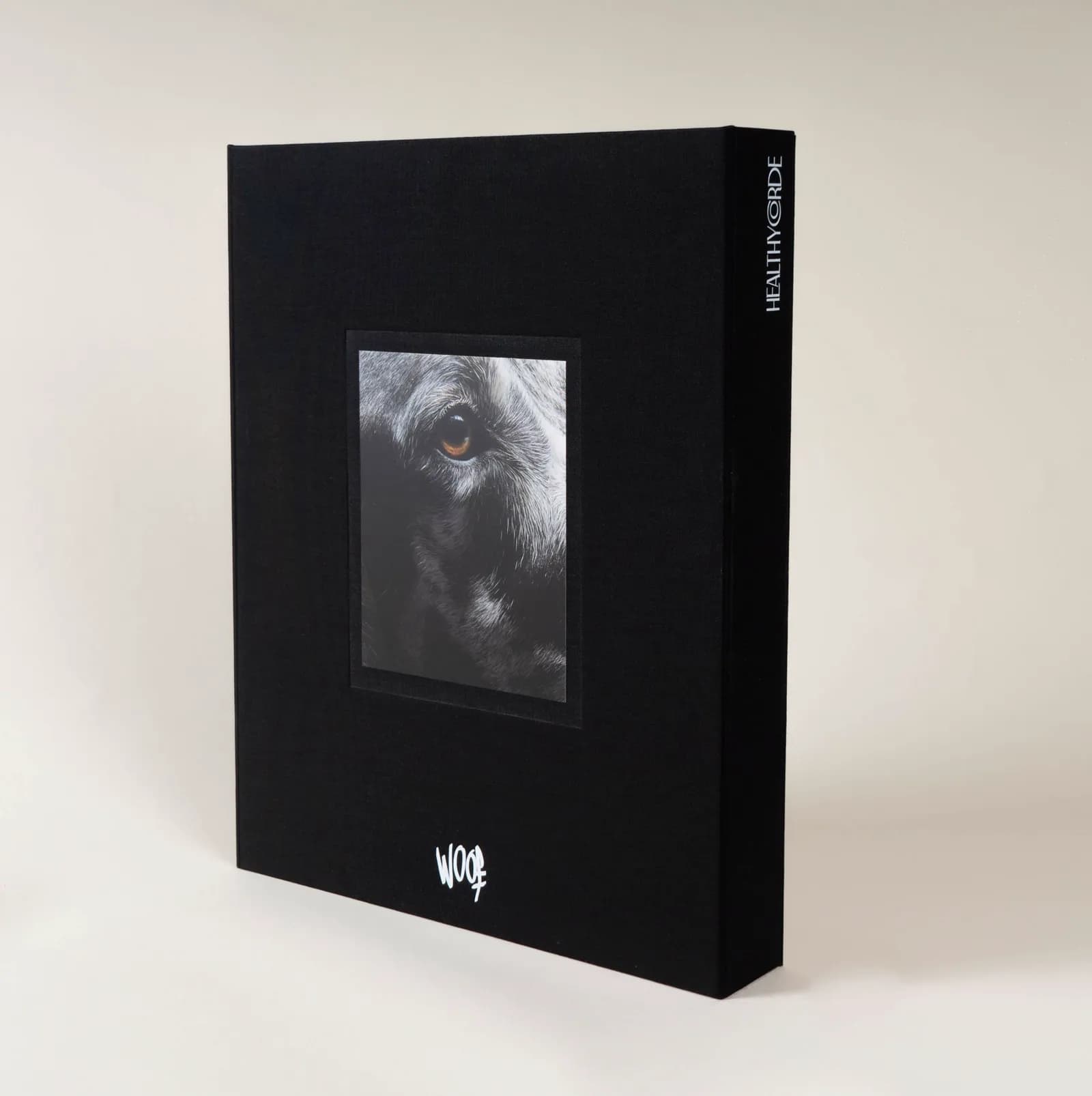 La caja de lino negro de WOOF, de pie, con el retrato de un perro en su ventana