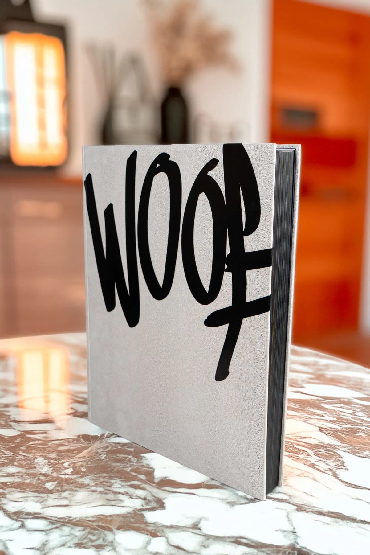 El libro WOOF de pie sobre una mesa de mármol en una cocina